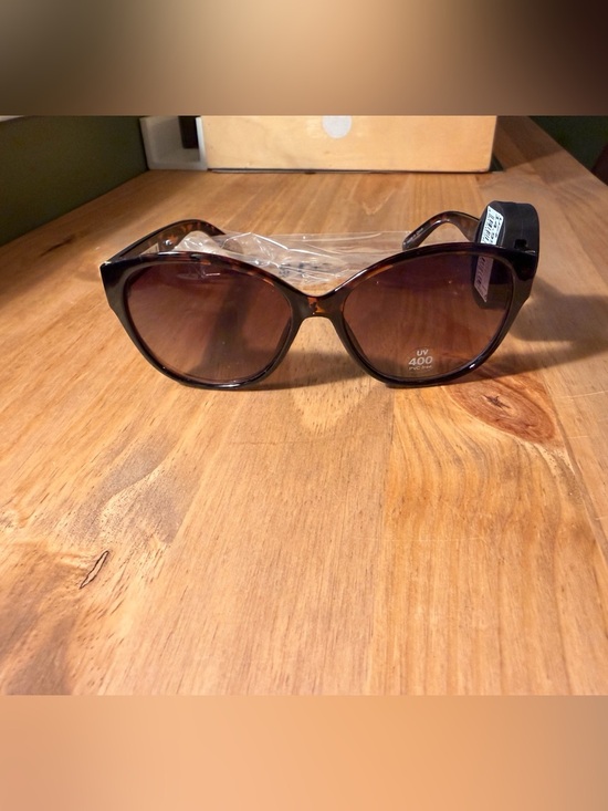 Accessories - Women’s Tortoiseshell Sunglasses